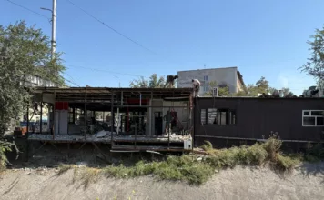 В Бишкеке начали сносить кафе у реки Аламедин