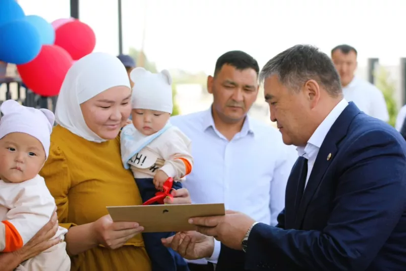 Whatsapp image 8ztwp0d. Max 2560x1440. Format webp. Jpegquality 90 камчыбек ташиев вручил ключи от квартиры матери тройняшек
