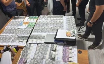 В Бишкеке в кабинете полковника милиции нашли почти 6 млн сомов и $46 тысяч