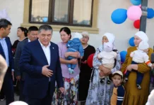 Камчыбек Ташиев вручил ключи от квартиры матери тройняшек