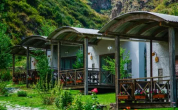 Бишкектин четиндеги эко-резорттун ээси мыйзамсыз курулуш боюнча кармалды