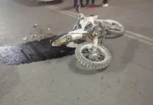 Токмокто мотоцикл айдоочу 3 адамды сүзгөн. Наристе чарчап калды