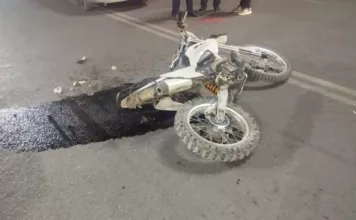 Токмокто мотоцикл айдоочу 3 адамды сүзгөн. Наристе чарчап калды