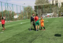 Ташиев выполнил просьбу детей отремонтировать мини-футбольное поле в Токмоке