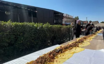 В Нарыне приготовили 30-метровую шаурму