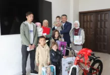 Камчыбек Ташиев 7 балалуу жалгыз бой энеге эки бөлмөлүү батир белек кылды