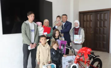 Камчыбек Ташиев 7 балалуу жалгыз бой энеге эки бөлмөлүү батир белек кылды