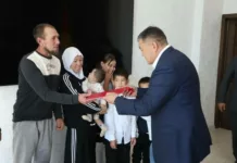 Камчыбек Ташиев подарил семье с десятью детьми дом