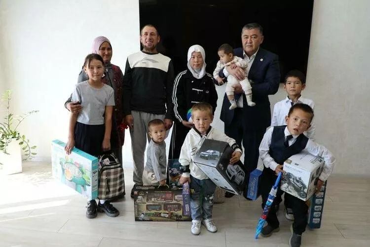 Photo 2025 09 24 17 26 43 камчыбек ташиев подарил семье с десятью детьми дом
