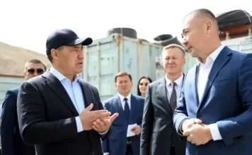 Президент Нарында социалдык объектилердин жана жолдордун курулушу менен таанышты