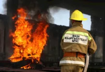 В жилом доме на пересечении Жибек Жолу и Осмонкула в Бишкеке ночью вспыхнул пожар