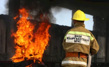 В жилом доме на пересечении Жибек Жолу и Осмонкула в Бишкеке ночью вспыхнул пожар
