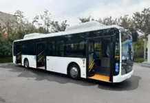 Мэр Бишкека показал китайские автобусы, которые доставят в столицу