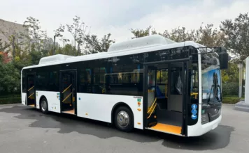 Мэр Бишкека показал китайские автобусы, которые доставят в столицу