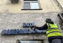 В Бишкеке продолжается демонтаж самовольно установленных рекламных конструкций