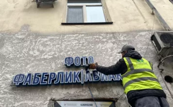 В Бишкеке продолжается демонтаж самовольно установленных рекламных конструкций