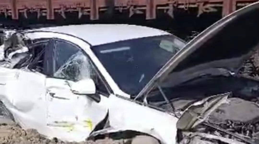 2025 10 15 165808500 1 Близ Бишкека произошло страшное ДТП — автомобиль столкнулся с поездом