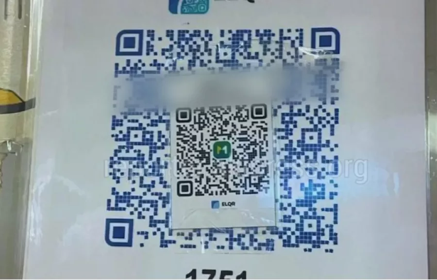 210e41907f411e5d7deeb36f55513b30 XL Бишкекте автобустун айдоочусу «Тулпар» коддун үстүнө инисинин QR кодун чаптаган