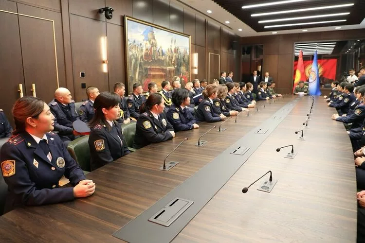 406097 w h500 1761735848 r kopiya камчыбек ташиев поздравил сотрудников милиции с профессиональным праздником