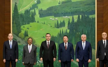 Садыр Жапаров принял секретарей Совбезов стран ЦА и советника по нацбезопасности Индии