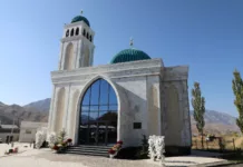 Камчыбек Ташиев открыл новую мечеть в Нарыне