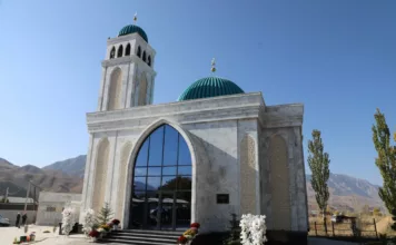 Камчыбек Ташиев открыл новую мечеть в Нарыне