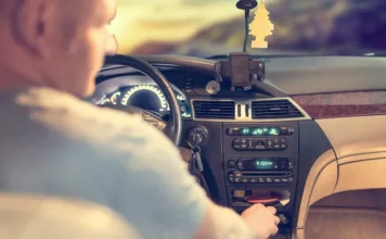 Бишкекте кыз «Унаа» мекемесинин экзаменатору зордуктаганын айтып чыкты