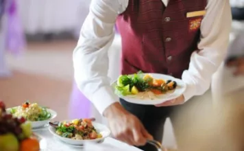 В Кыргызстане кафе и ресторанам запретили взимать плату за обслуживание