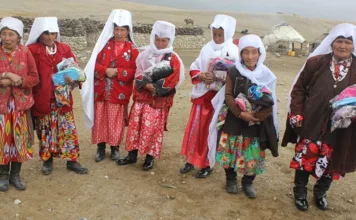 Кыргызстан доставил гуманитарную помощь и медоборудование этническим кыргызам в Памире