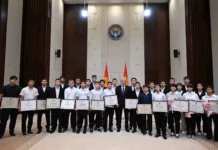 Глава кабмина вручил победителям чемпионата Азии по борьбе премии