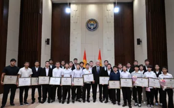 Глава кабмина вручил победителям чемпионата Азии по борьбе премии