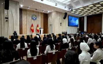 Садыр Жапаров вручил президентские стипендии 92 лучшим студентам страны