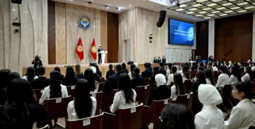 Садыр Жапаров вручил президентские стипендии 92 лучшим студентам страны Главная