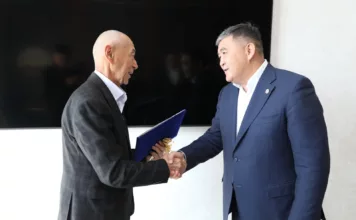 Камчыбек Ташиев подарил квартиру заслуженному артисту КР Хабибилле Азиреткулову