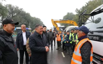 Камчыбек Ташиев Токмок шаарына атайын техникаларды тапшырды