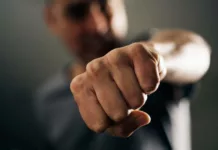 В городе Манас мужчина 7 месяцев преследует и систематически избивает девушку, отказавшуюся выйти за него замуж