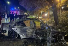 В Бишкеке Mercedes Benz E55 врезался в дерево и полностью сгорел, пострадали трое.