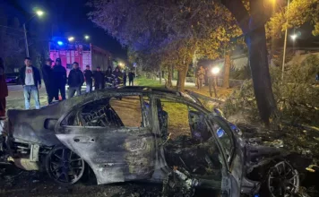 В Бишкеке Mercedes Benz E55 врезался в дерево и полностью сгорел, пострадали трое.