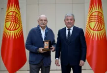 Никита Михалков награждён орденом «Достук»