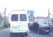 Бишкекте жолдун ортосунда мушташа кеткен айдоочулардын видеосу тарады