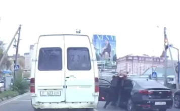 Бишкекте жолдун ортосунда мушташа кеткен айдоочулардын видеосу тарады