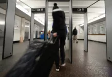 Иностранца выдворят из Кыргызстана за эксперимент с порванной 50-сомовой купюрой