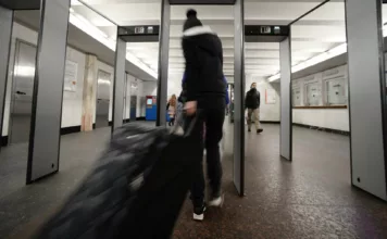 Иностранца выдворят из Кыргызстана за эксперимент с порванной 50-сомовой купюрой