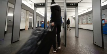 Иностранца выдворят из Кыргызстана за эксперимент с порванной 50-сомовой купюрой Главная