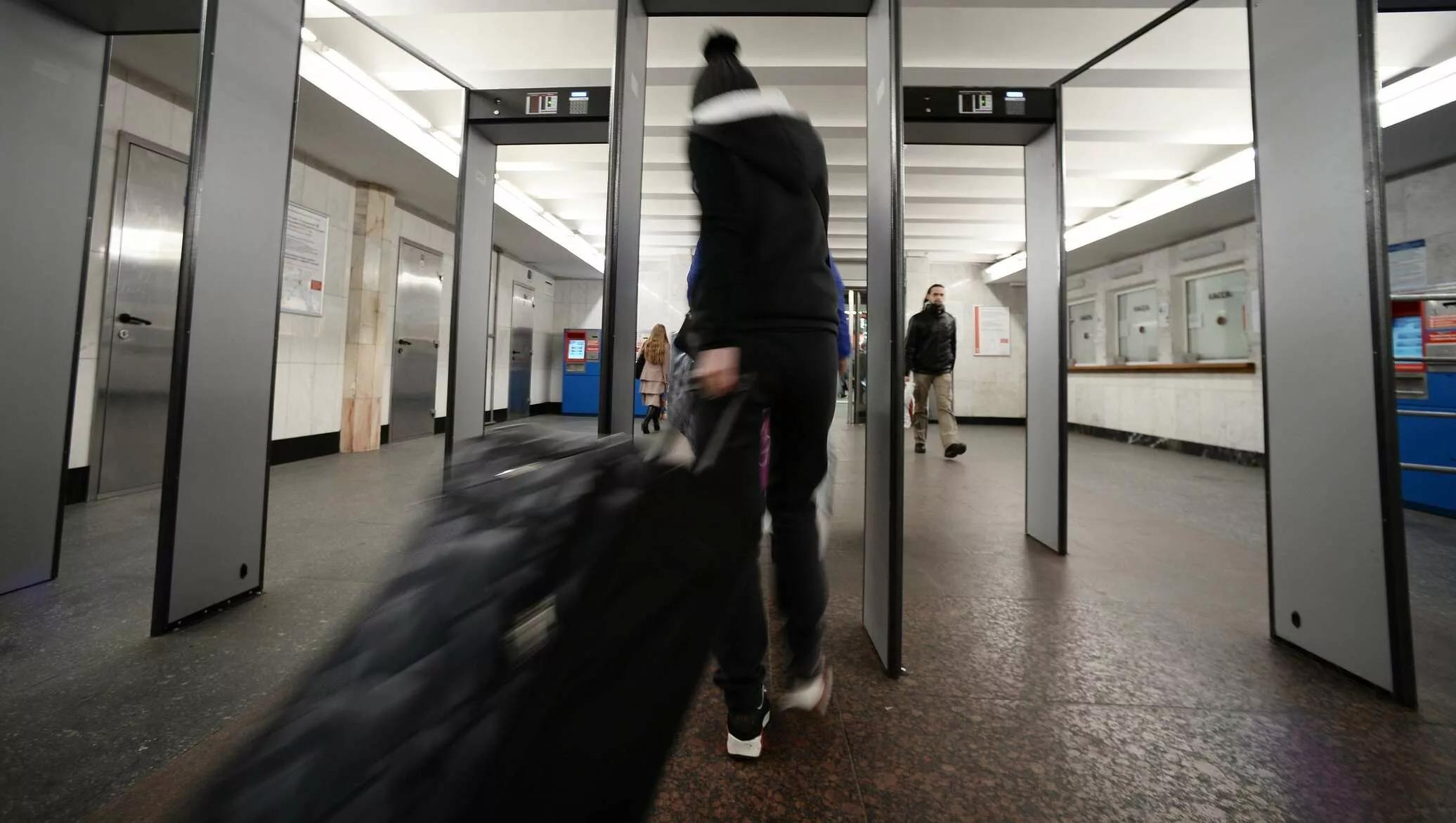 Иностранца выдворят из Кыргызстана за эксперимент с порванной 50-сомовой купюрой