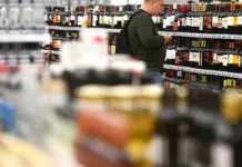 В Кыргызстане необходимо ограничить продажу алкоголя и сигарет, заявил министр здравоохранения