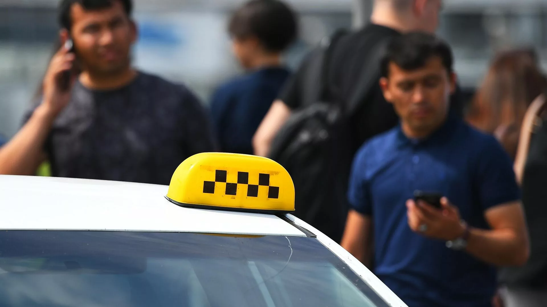 1-декабрдан оң рулдуу унаалар менен такси кызматын көрсөтүүгө тыюу салынат