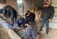 ГКНБ КР задержал сотрудников УВД Ошской области с поличным при получении взятки. Один задержанный оказал сопротивление