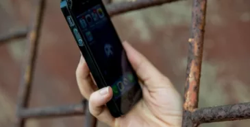 В Кыргызстане ужесточили ответственность за передачу телефонов заключенным Главная