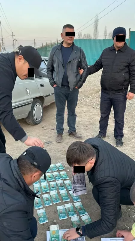 2a92d30a ed32 43c6 aa6b 9212ca95d92e гкнб кр задержал сотрудников увд ошской области с поличным при получении взятки. Один задержанный оказал сопротивление
